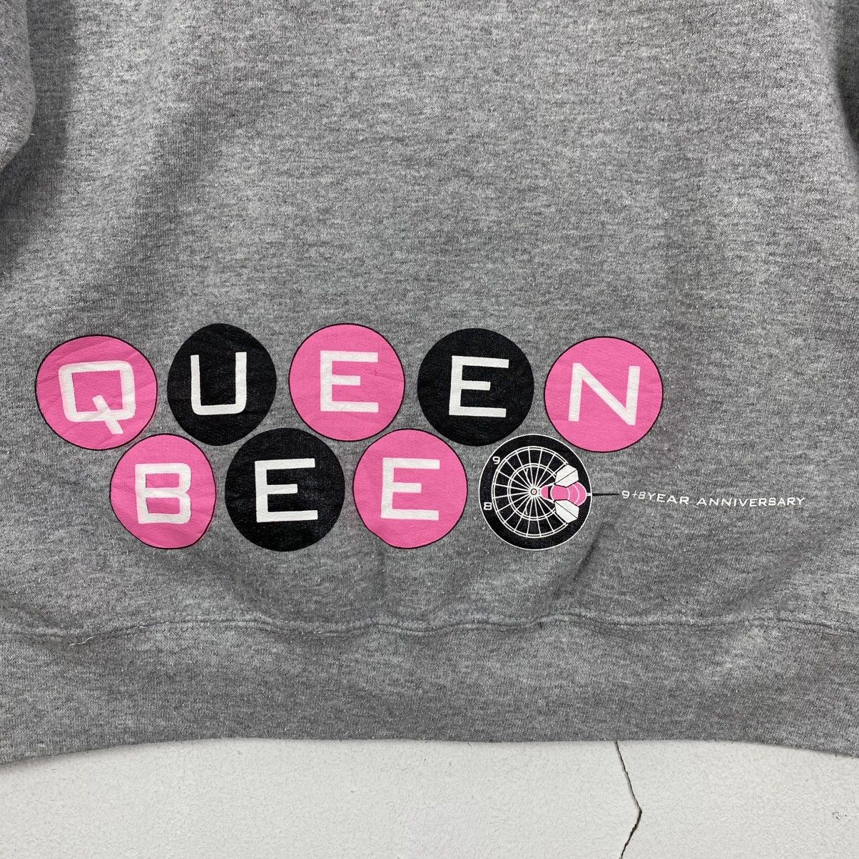 Vintage Gildan Queen Bee Anniversary Zip Hoodie Y2K Streetwear L Size US L / EU 52-54 / 3 - 5 Thumbnail