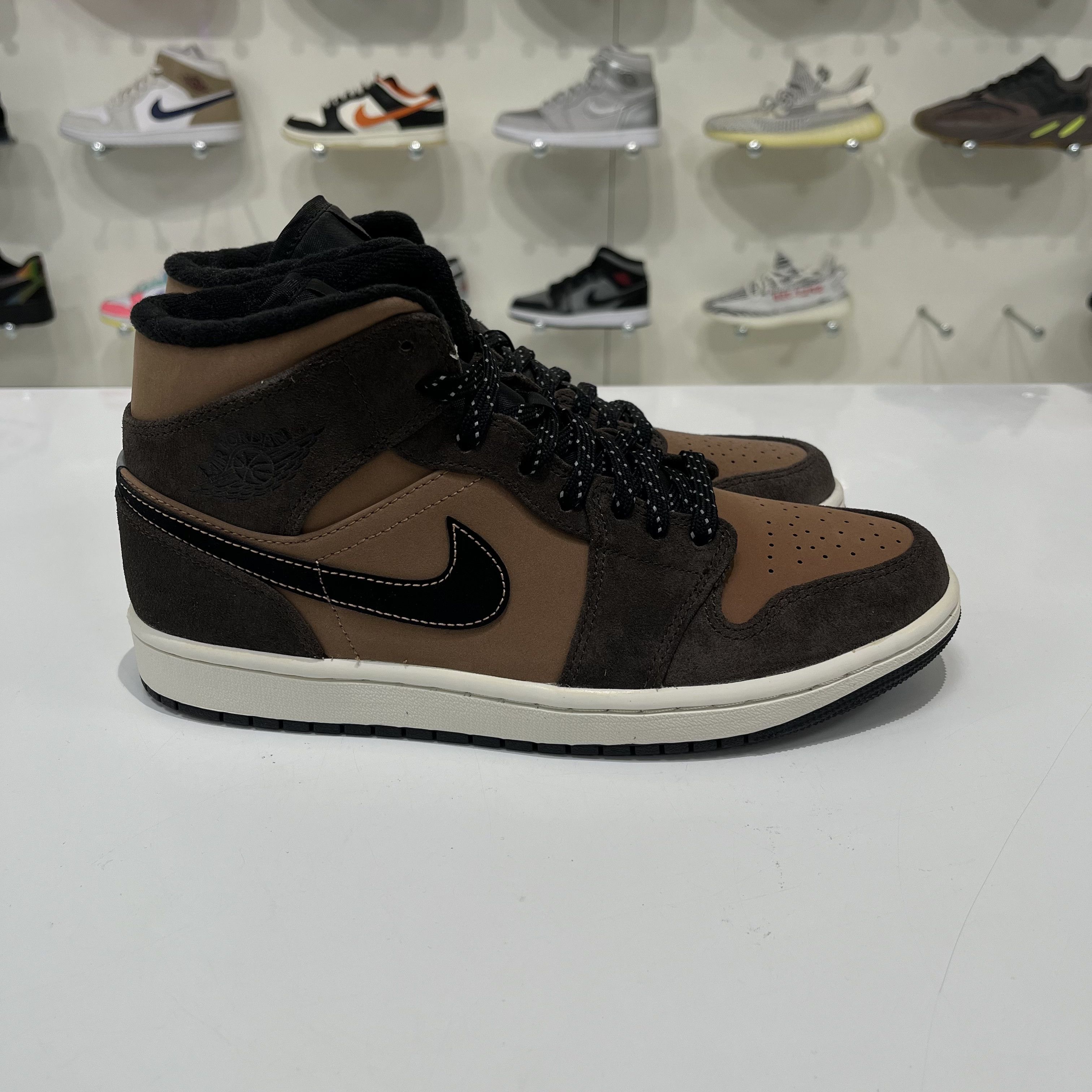 Nike Air Jordan 1 Mid SE Dark Chocolate Size US 8 / EU 41 - 4 Thumbnail