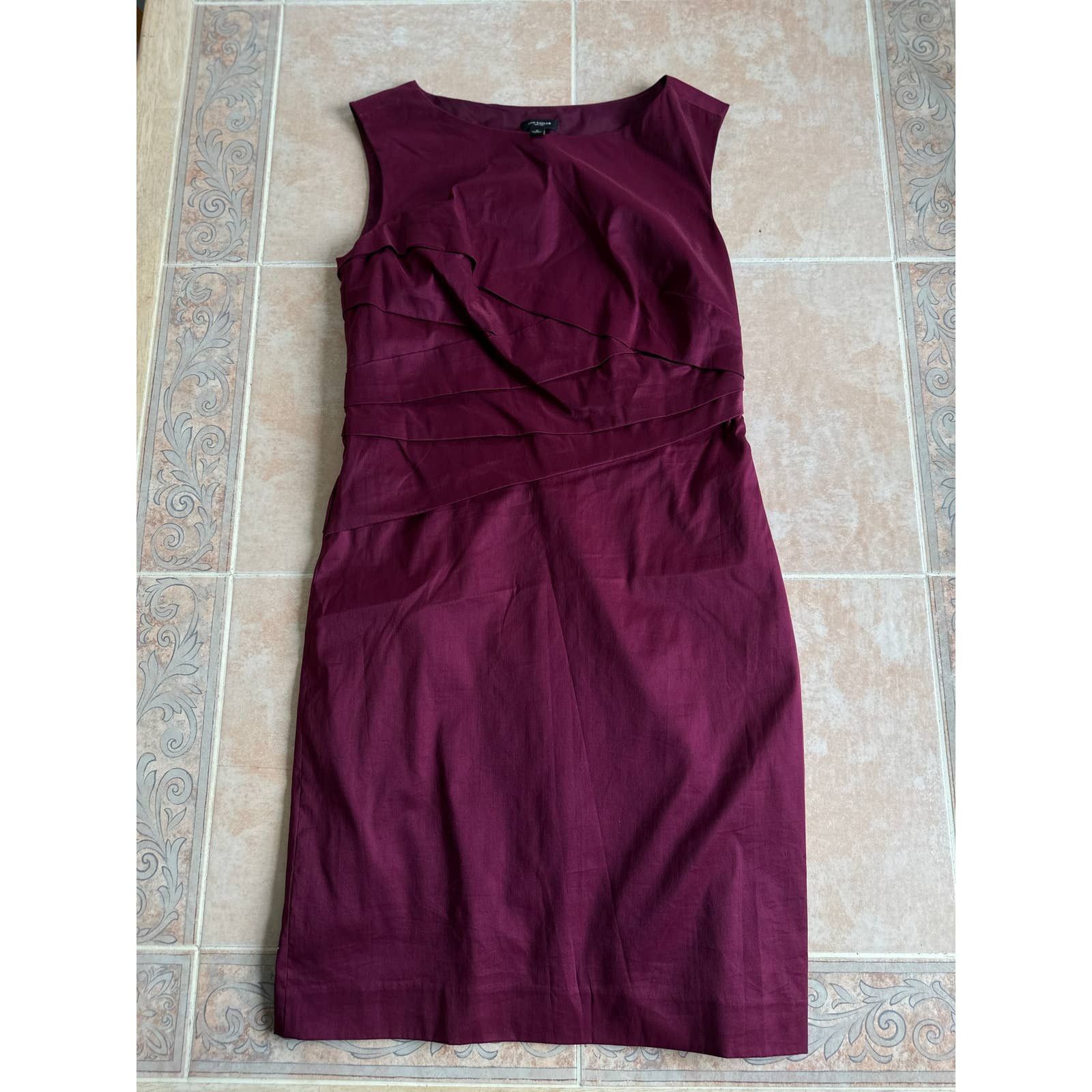 Ann Taylor Ann Taylor burgundy dress front pleats Dress size 6 Size M / US 6-8 / IT 42-44 - 1 Thumbnail
