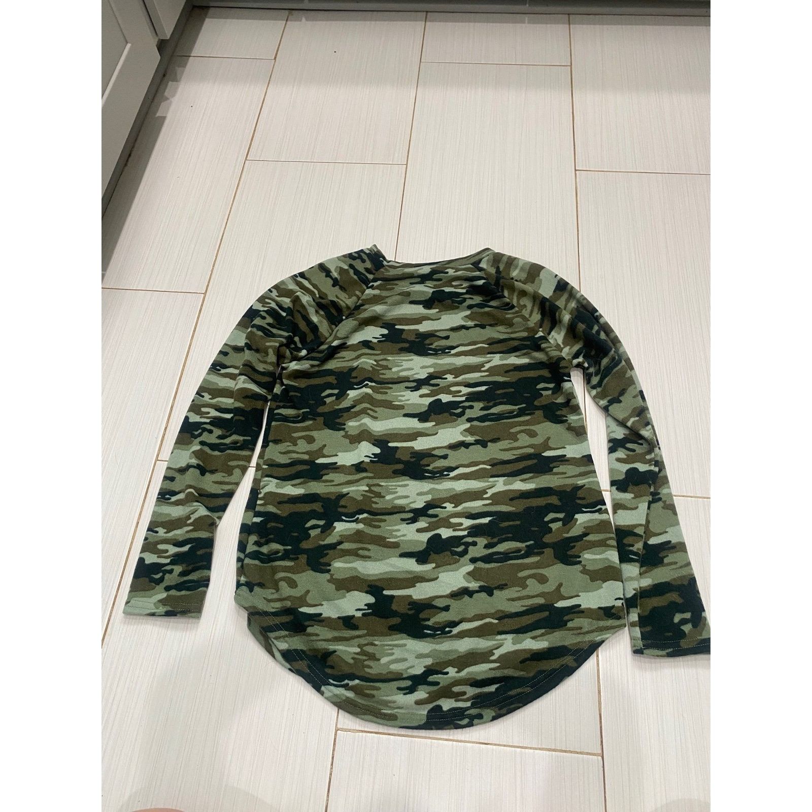 Other NWT Bobbie Brooks Camo Long Sleeve Crew Neck Super Cozy Top Size M / US 6-8 / IT 42-44 - 5 Thumbnail