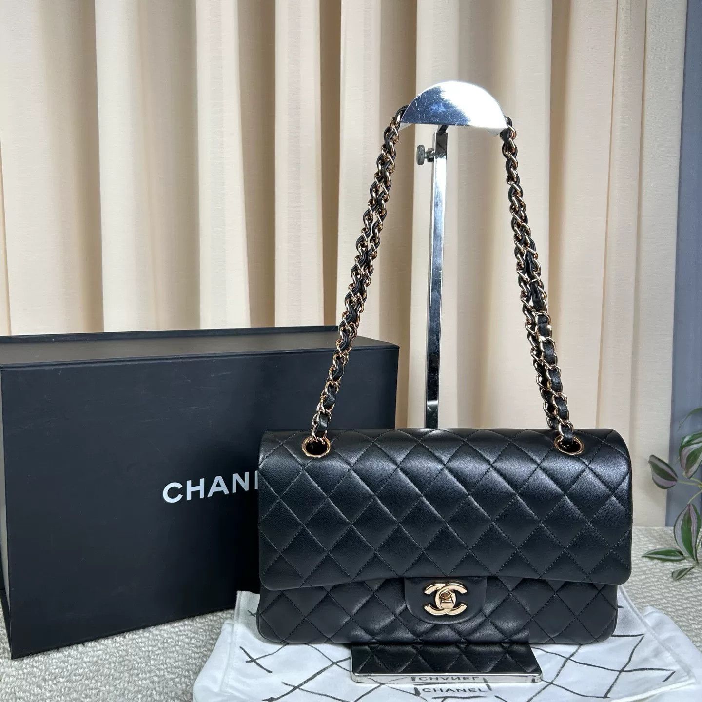 Chanel Pre-loved Bag Very good condition Size ONE SIZE - 1 Thumbnail