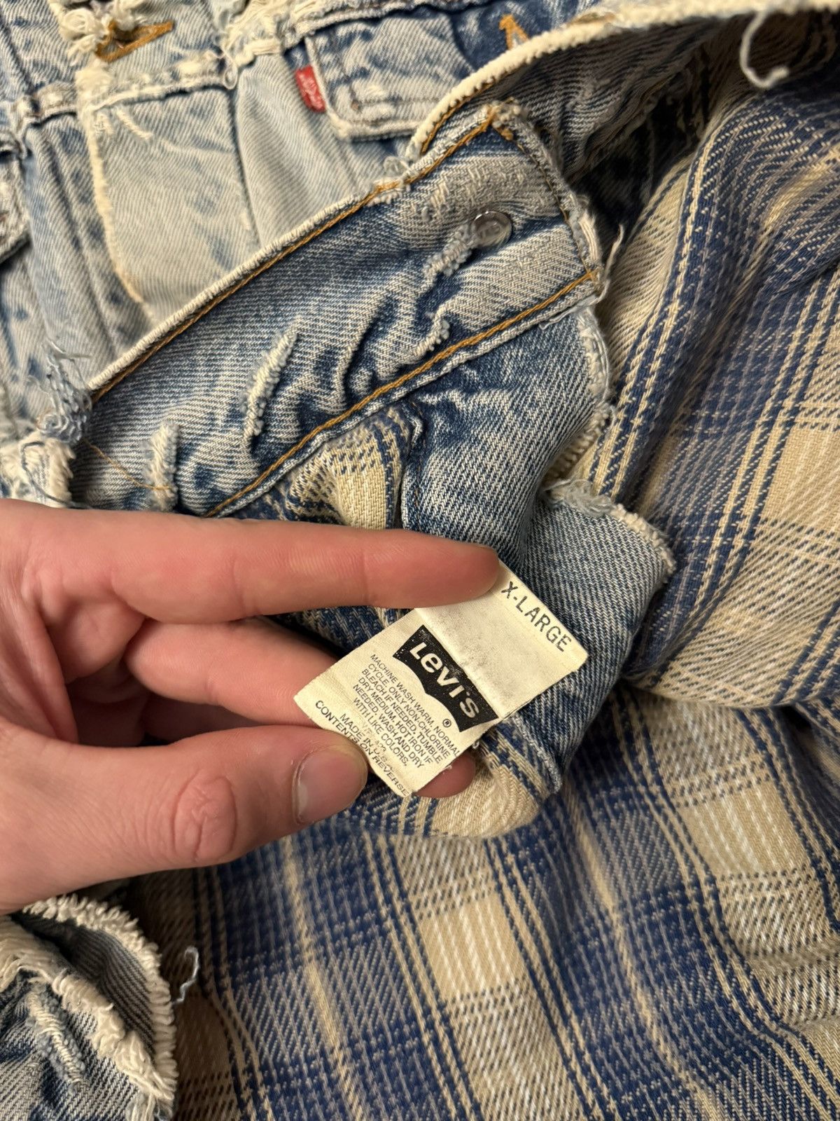 Vintage Vintage Levi’s Distressed Thrashed Denim Workwear Jacket Size US XL / EU 56 / 4 - 9 Thumbnail