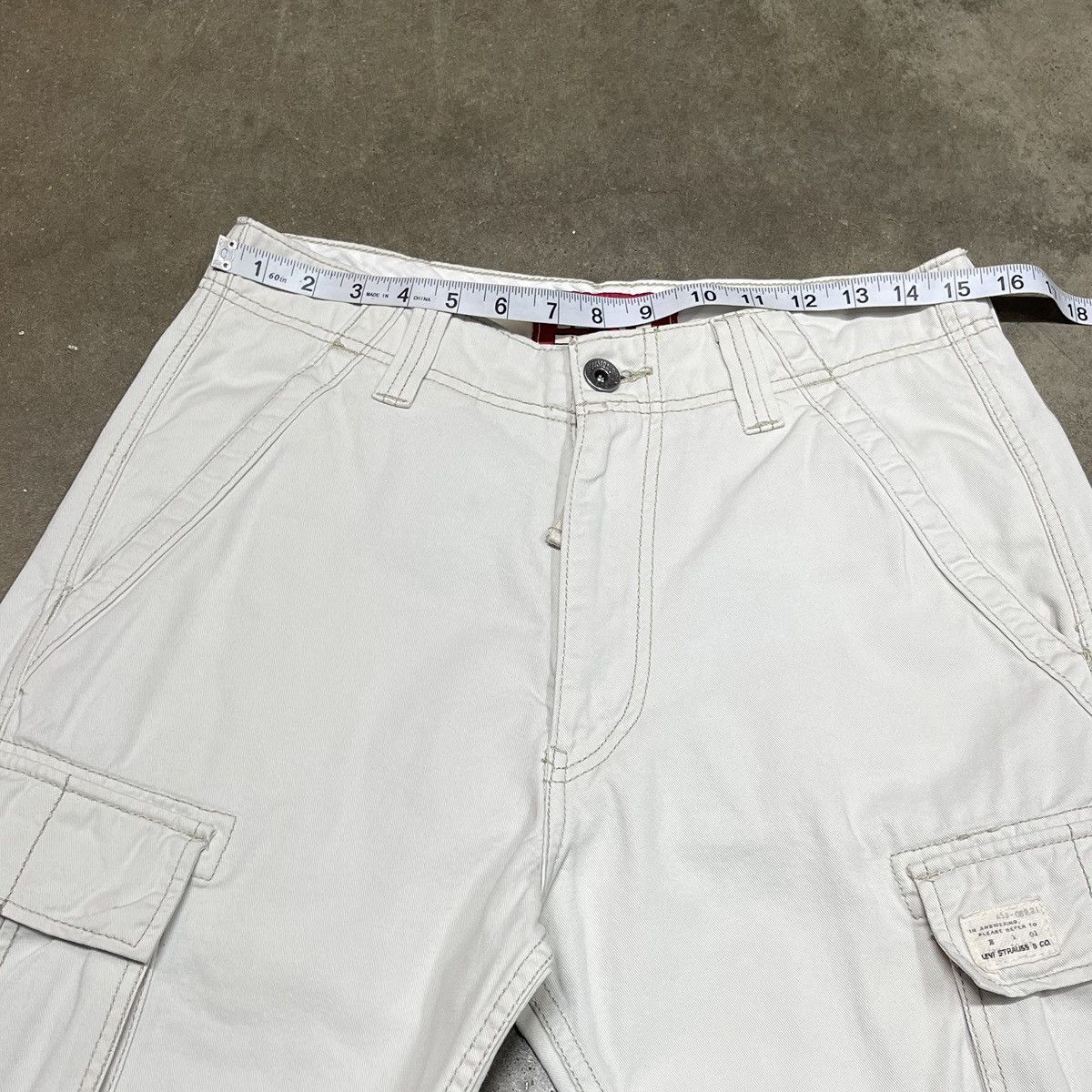 Levi's Vintage Levi’s 90s Distressed y2k Carrier Cargo Shorts Size US 29 - 9 Thumbnail