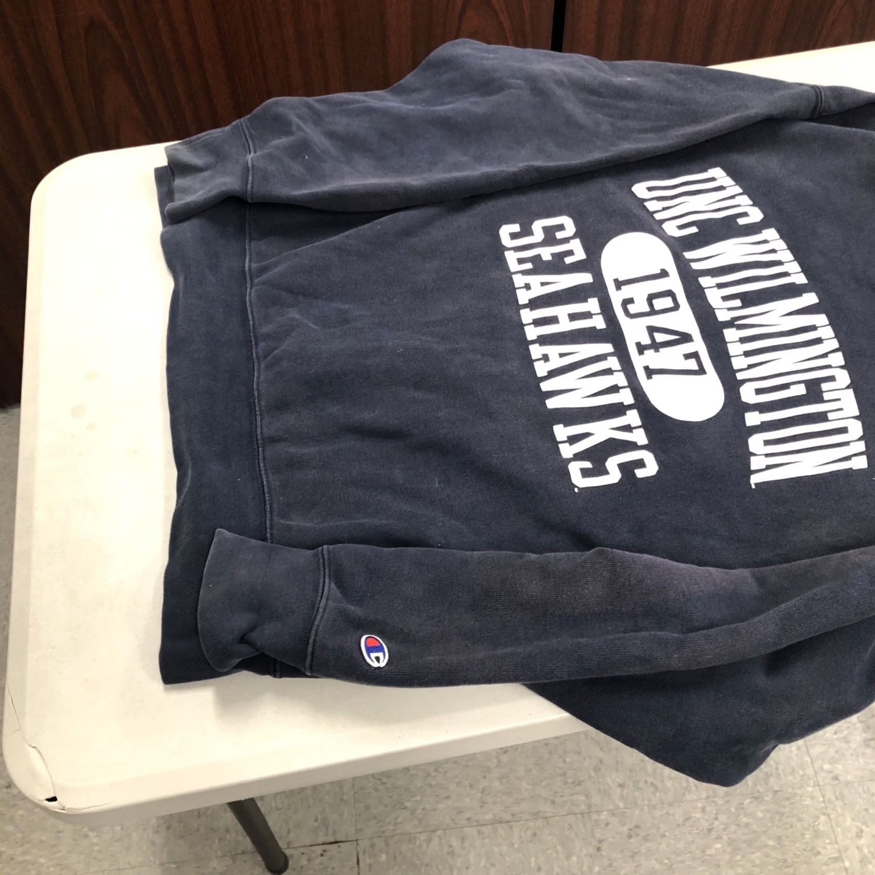 Champion VINTAGE Champion Reverse Weave UNC Wilmington Seahawks NCAA Sweatshirt Men Large Blue Regular Crew Neck Reversible 90s University Fans Mens Size US L / EU 52-54 / 3 - 6 Thumbnail