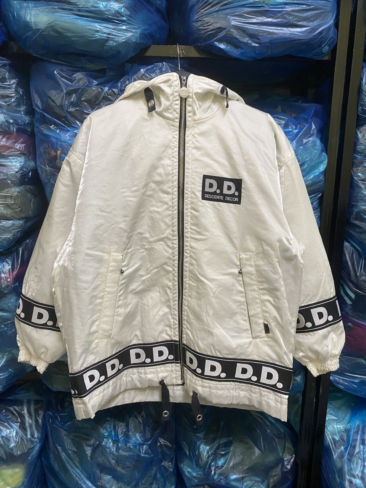 Descente Vintage Descente Decor D.D. Logo Tape Windbreaker White Size US L / EU 52-54 / 3 - 2 Thumbnail