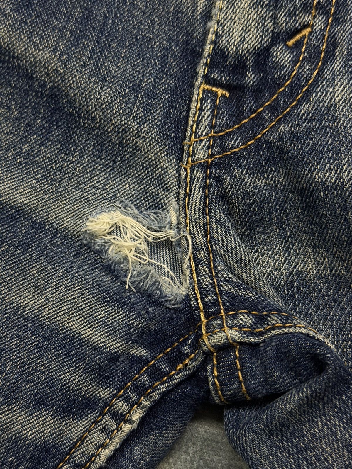 Levi's Vintage Levi’s 514 Denim Jeans | Vintage Straight Fit | W35 Size US 35 - 15 Thumbnail