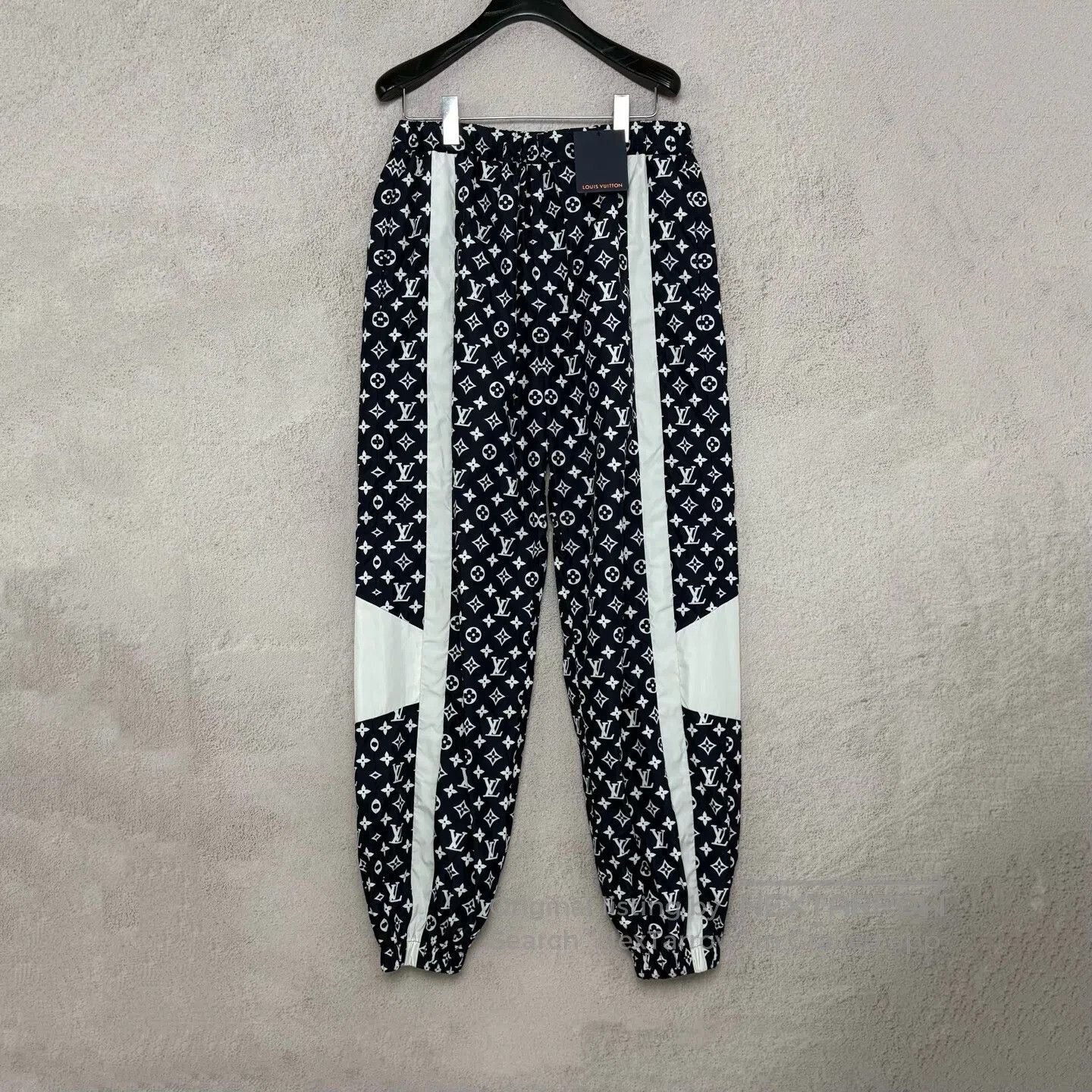 Louis Vuitton Louis Vuitton Full-print, elderly-friendly bouquet-style s Size US 34 / EU 50 - 1 Thumbnail