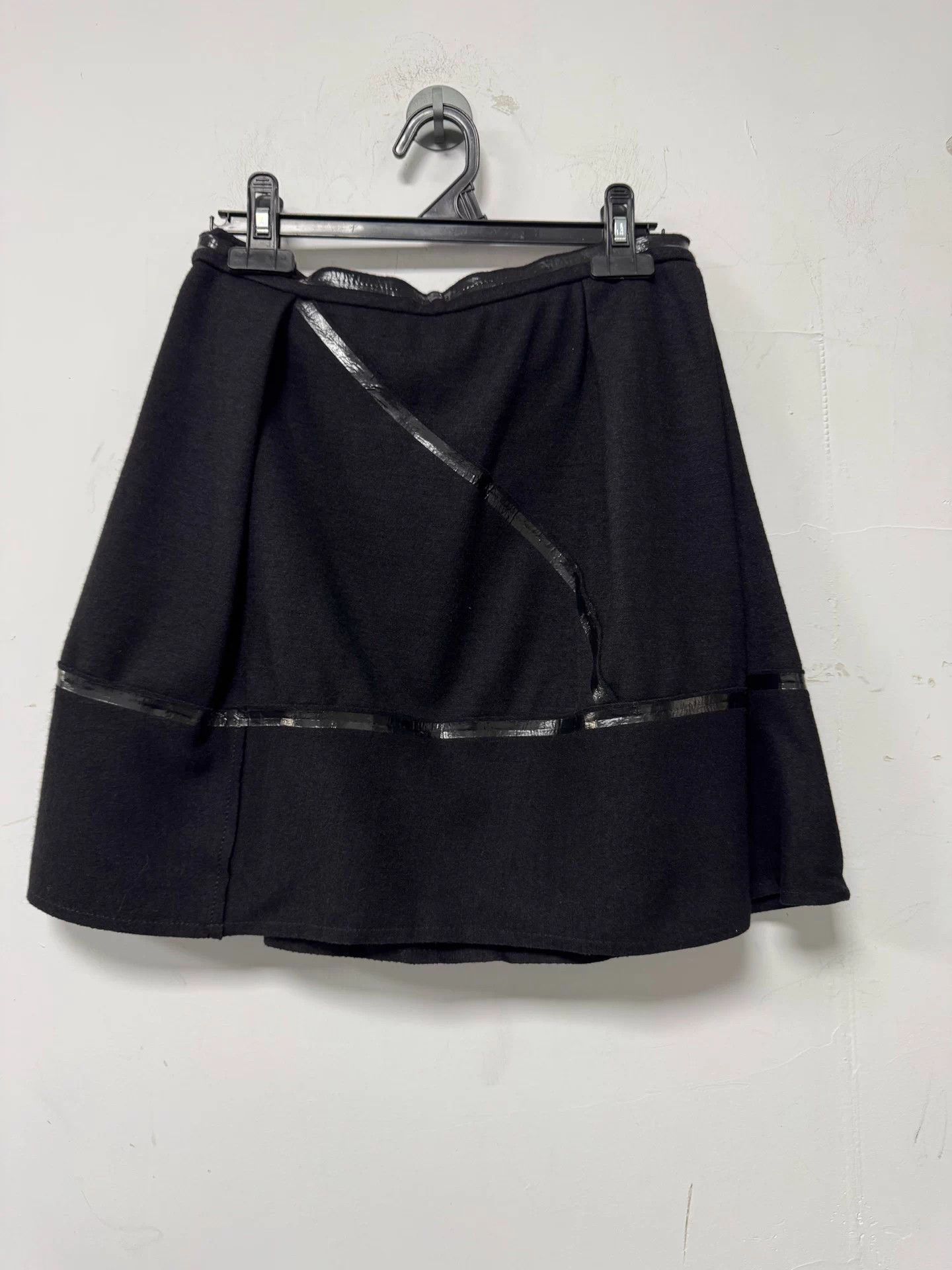 Prada Prada Wool A-line Skirt Black 40 Like New Size 28" / US 6 / IT 42 - 1 Thumbnail