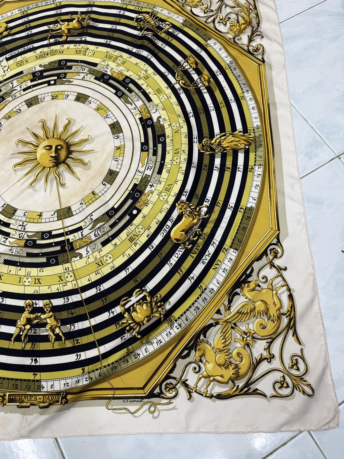 Hermes 🔥🔥🔥AUNTHENTIC VINTAGE HERMES DIES AT HORES SILK SCARF Size ONE SIZE - 4 Thumbnail