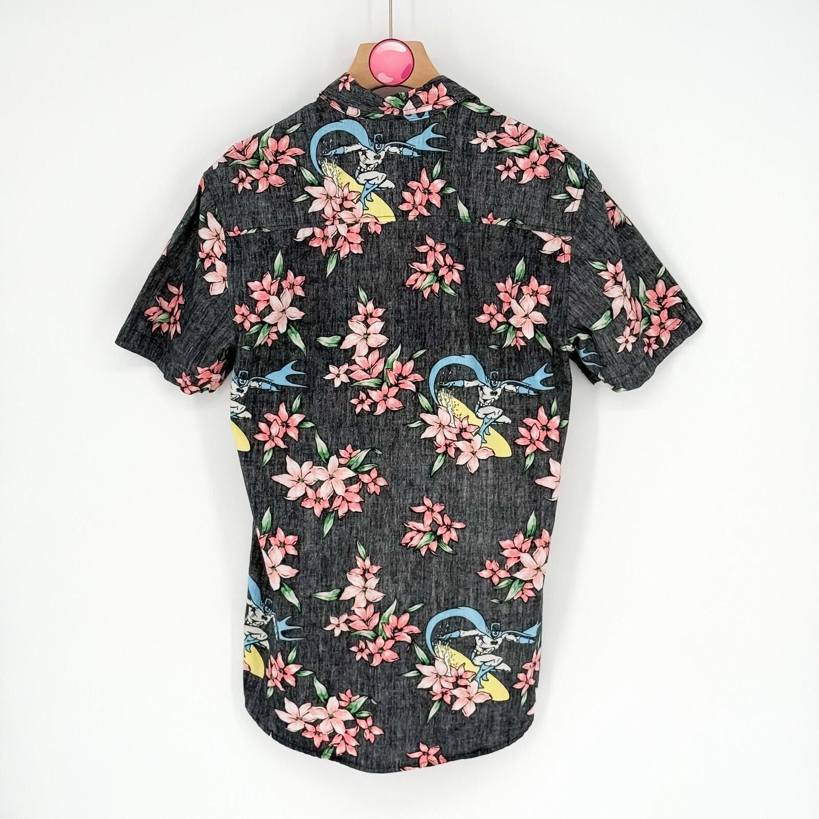 DC Comics Batman Hawaiian Floral Surf Reverse Print Button Mens S Size US S / EU 44-46 / 1 - 2 Thumbnail