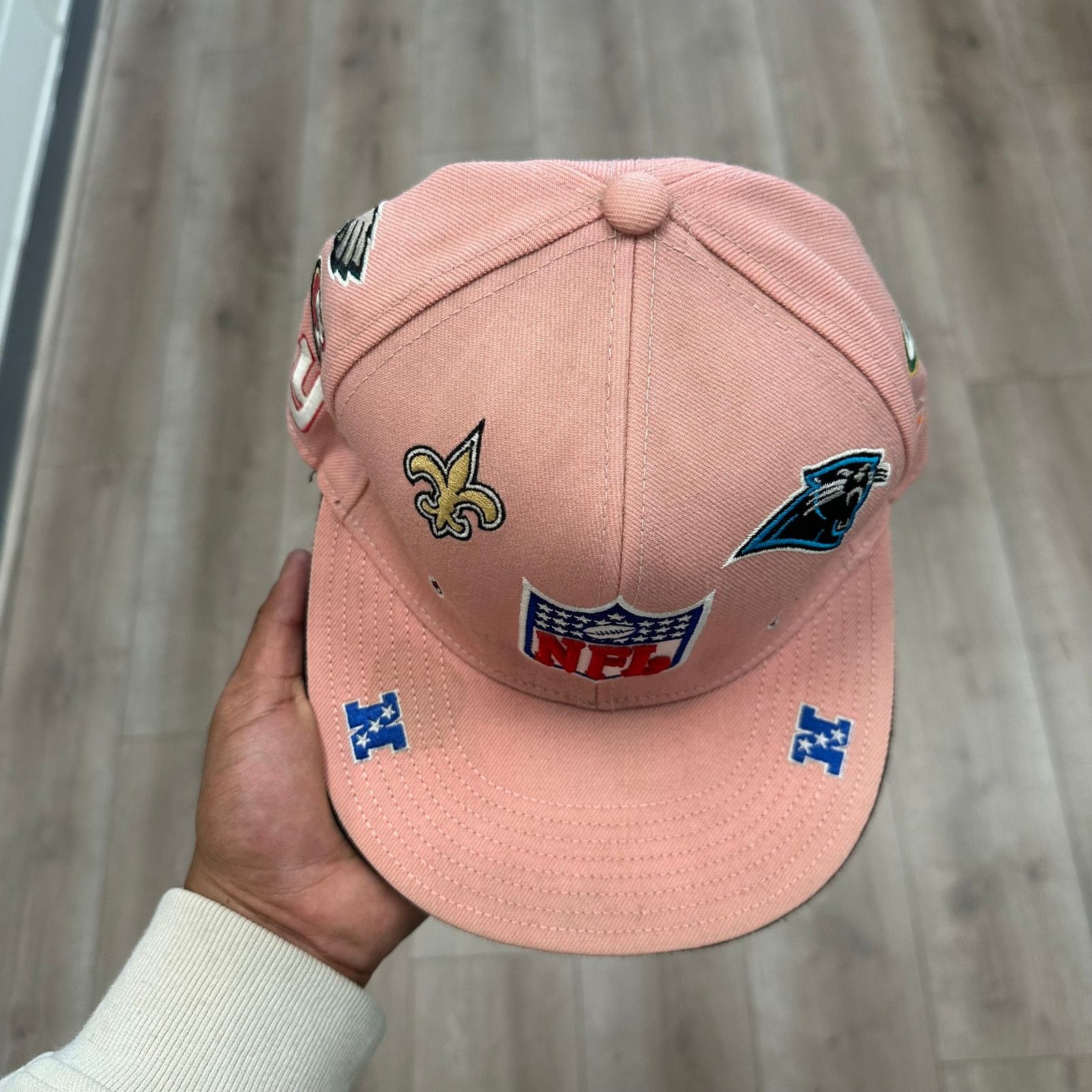 Reebok Reebok NFL NFC all-over pink fitted hat Cap size 7 5/8 B25 Size ONE SIZE - 3 Thumbnail