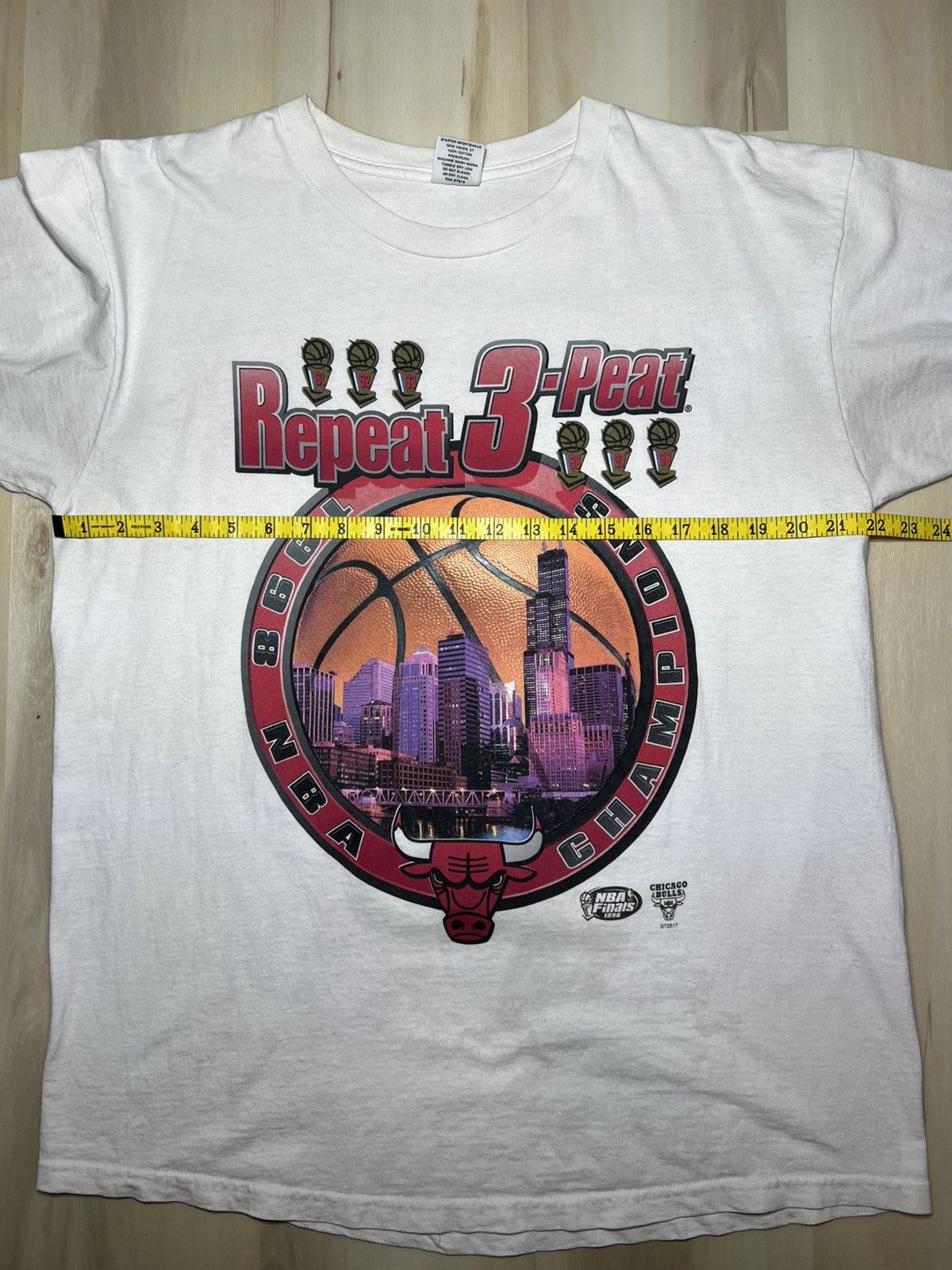 Starter 1998 Chicago Bulls Repeat 3-Peat NBA Champions Starter Sz L Size US L / EU 52-54 / 3 - 6 Thumbnail