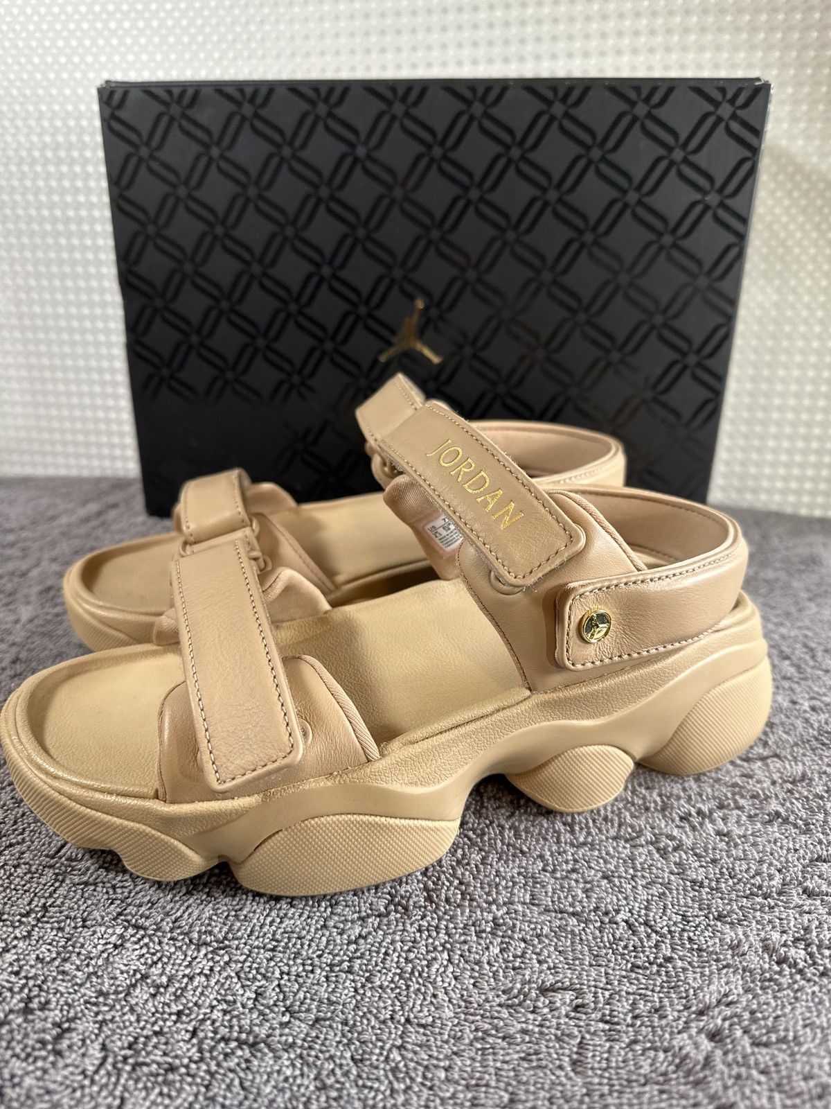 Jordan Brand Jordan Deja Legend Medium Brown Metallic Gold (Women's) Size US 7 / IT 37 - 2 Thumbnail