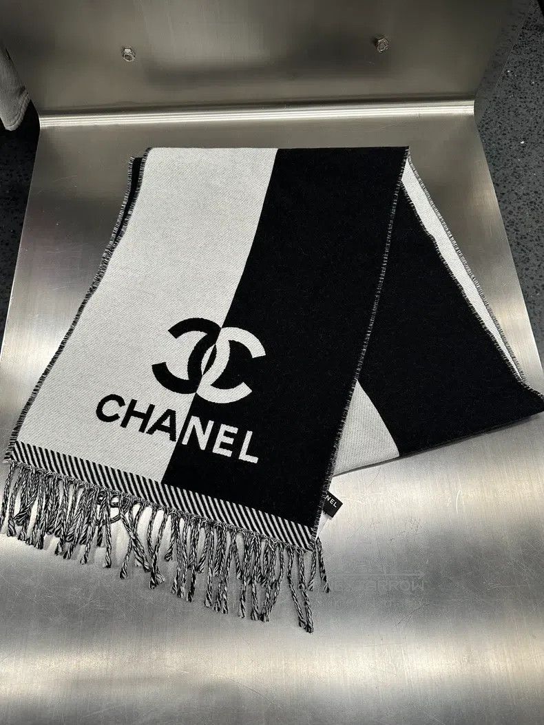 Chanel Chanel Panda Black and White Scarf Size ONE SIZE - 1 Thumbnail