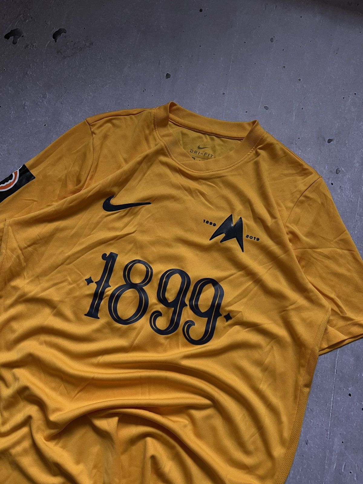 Nike Torquay United 2019-20 Nike t-shirt football jersey sz M #8 Size US M / EU 48-50 / 2 - 2 Thumbnail