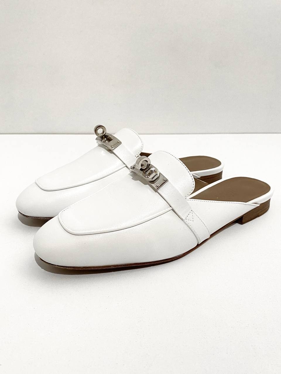 Hermes Hermes Kelly Buckle Logo White Leather Oz Flat Mules Shoes Size US 5 / IT 35 - 2 Thumbnail