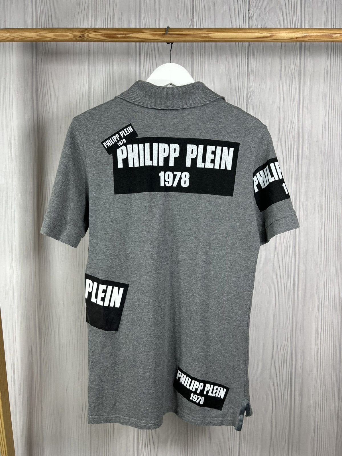 Philipp Plein Philipp Plein 1978 Gray Logo Patch Polo Shirt Size S Size US S / EU 44-46 / 1 - 2 Thumbnail