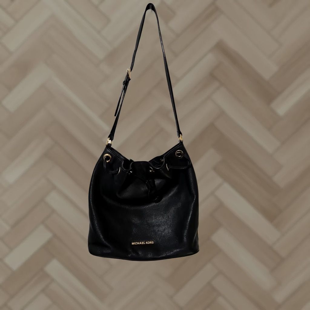 Vintage Michael Kors Camden Large Black Leather Drawstring Bag Shoulder Bag Women Gold Hardware Size ONE SIZE - 1 Thumbnail