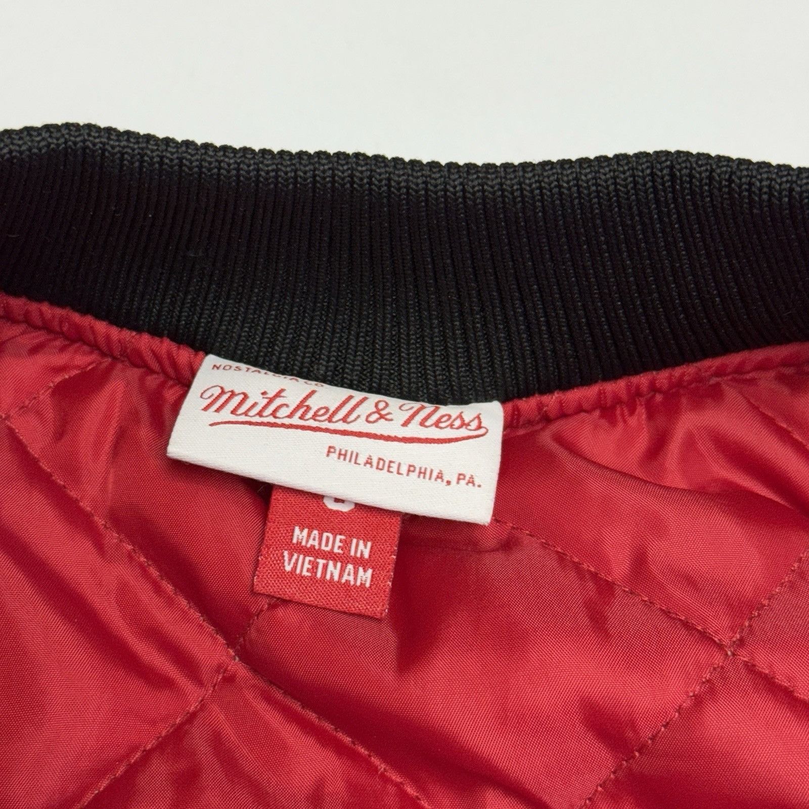Mitchell & Ness Chicago Bulls Mitchell & Ness Bomber Jacket Mens Small 22.5x Size US S / EU 44-46 / 1 - 11 Thumbnail