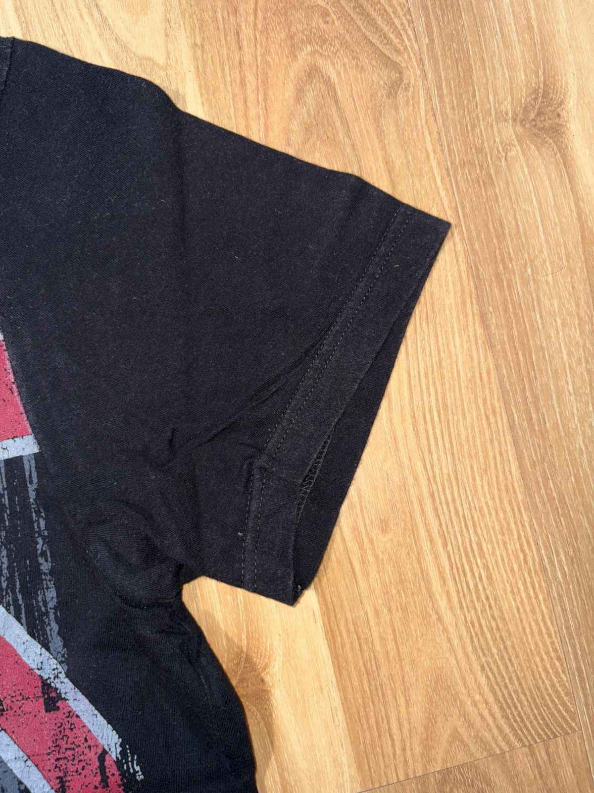 Guess Vintage Y2K Guess Union Jack Graphic V-Neck Tee - Size XXL Size US XXL / EU 58 / 5 - 5 Thumbnail