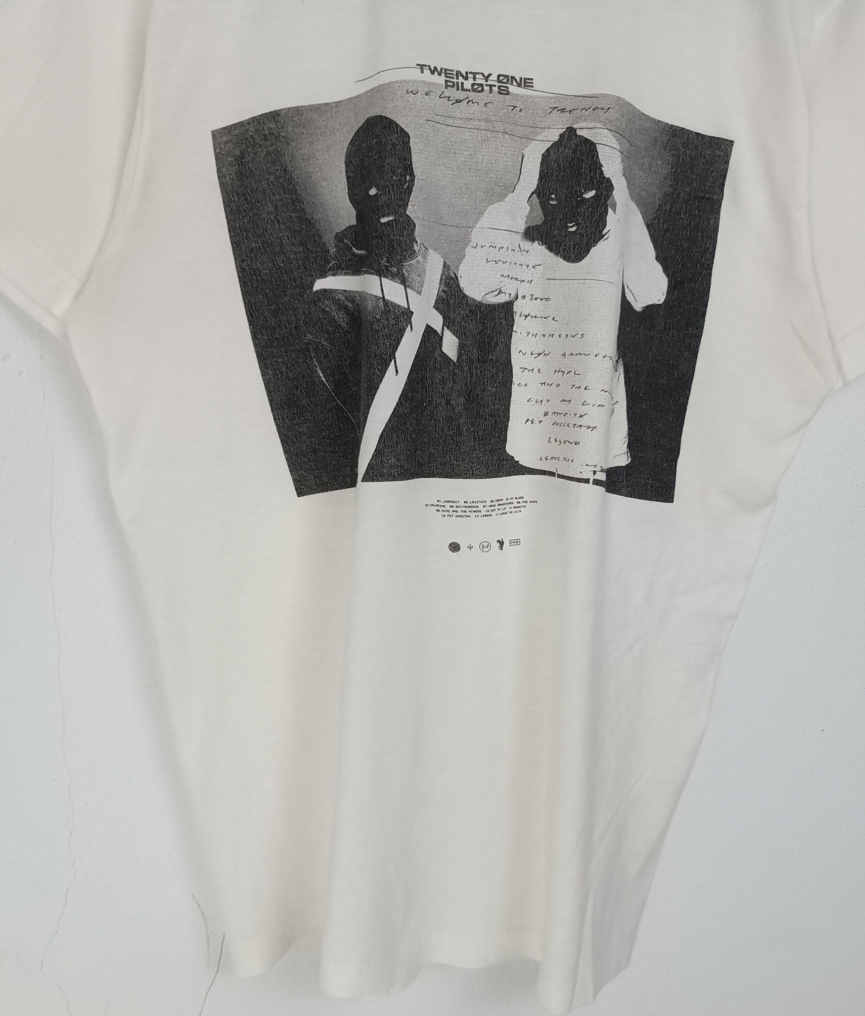 Band Tees VINTAGE TWENTY ONE PILOTS JUMPSUIT ALBUM VERY RARE TEE Size US M / EU 48-50 / 2 - 7 Thumbnail