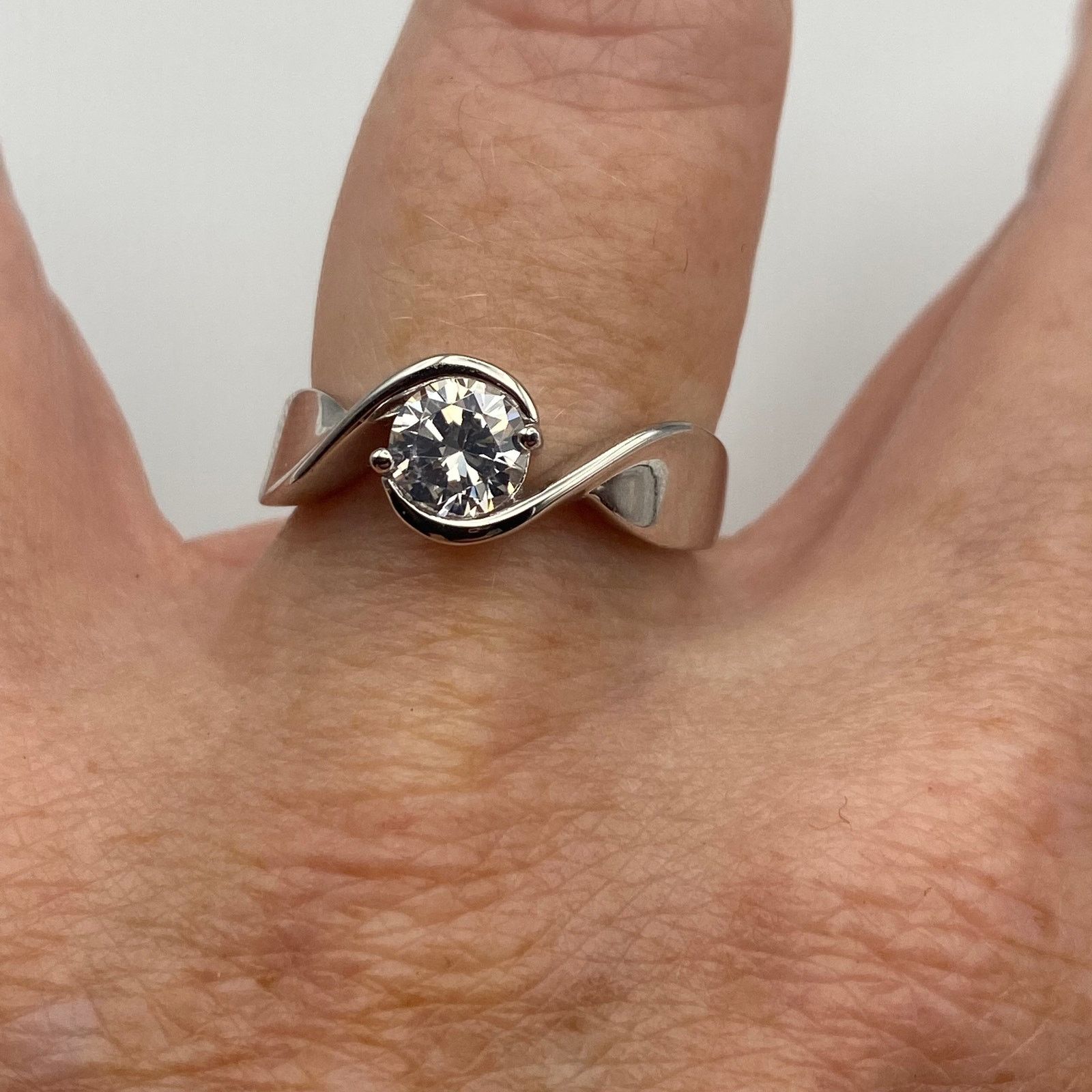 The Unbranded Brand Sterling Silver Twisted Round Clear CZ Ring Sizes 7,8 Size ONE SIZE - 4 Thumbnail