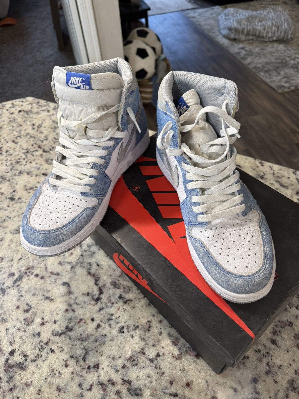 Nike Nike Air Jordan 1 Retro OG Hyper Royal Size US 12 / EU 45 - 3 Thumbnail