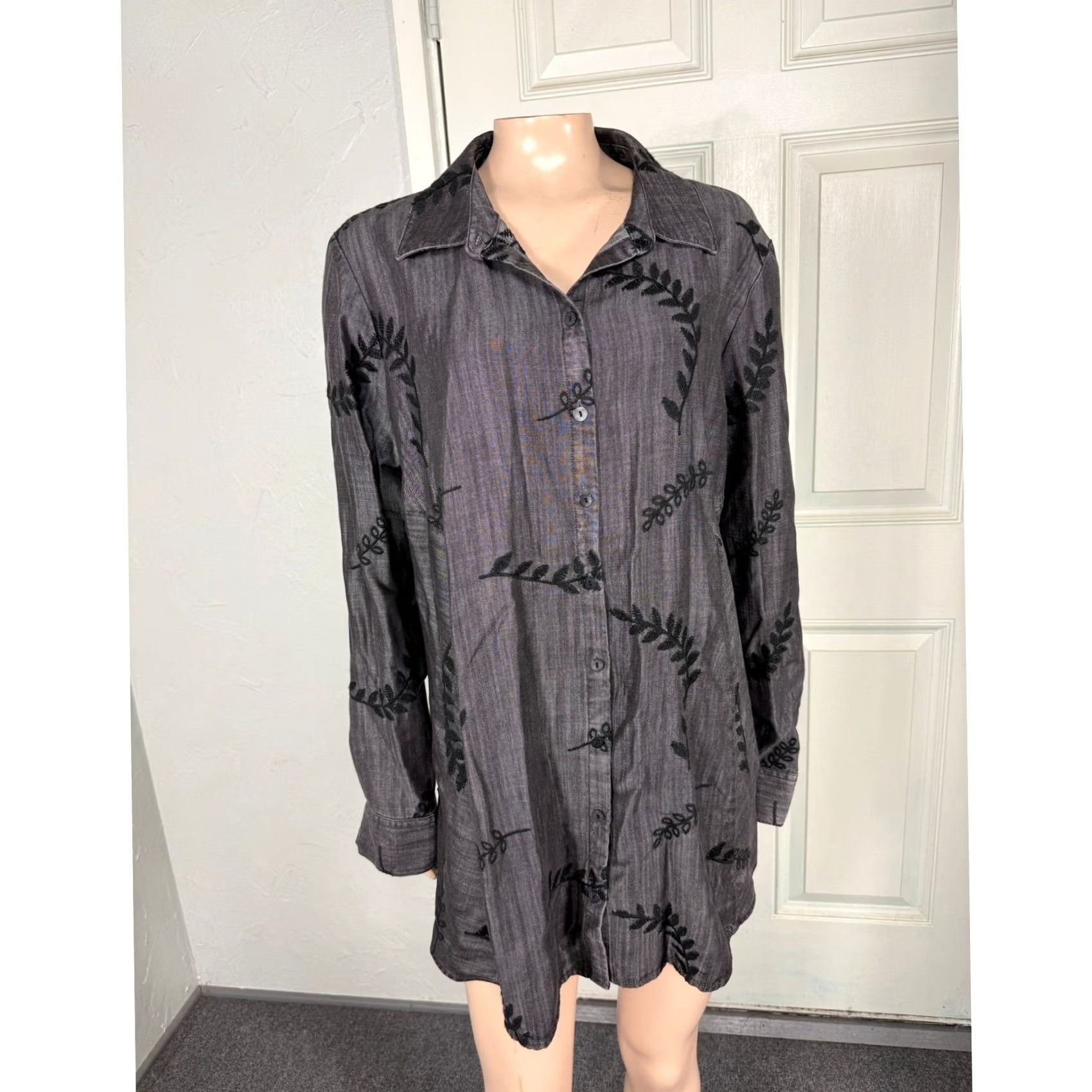 Soft Surroundings Soft Surroundings Shirt Floral Embroidered Tencel Button-Up Gray L Women’s Casual Bohemian Vintage? Size L / US 10 / IT 46 - 2 Thumbnail