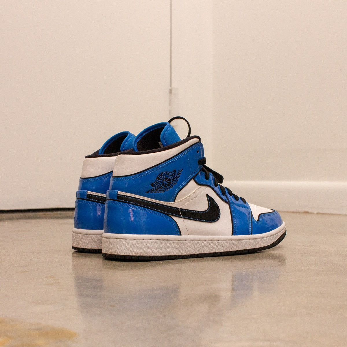 Nike Rare AIR JORDAN 1 MID SE "SIGNAL BLUE"-DD6834-402 Size US 10 / EU 43 - 7 Thumbnail