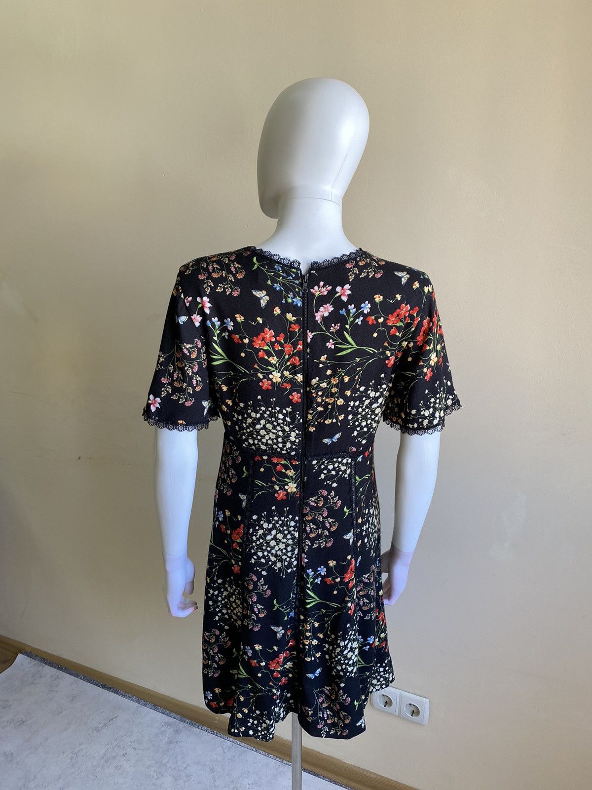 Alice + Olivia Alice + Olivia Black Floral Short Sleeve V-Neck Mini Dress Size S / US 4 / IT 40 - 9 Thumbnail