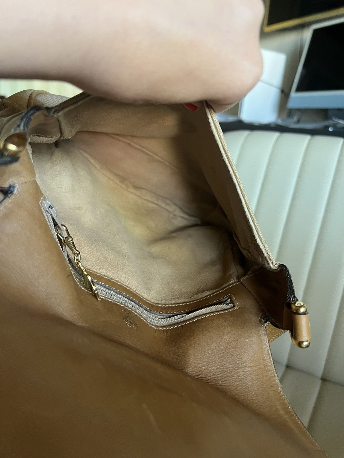 Gucci Gucci Vintage Tan and Brown Shoulder Bag Timeless Rare Size ONE SIZE - 12 Thumbnail