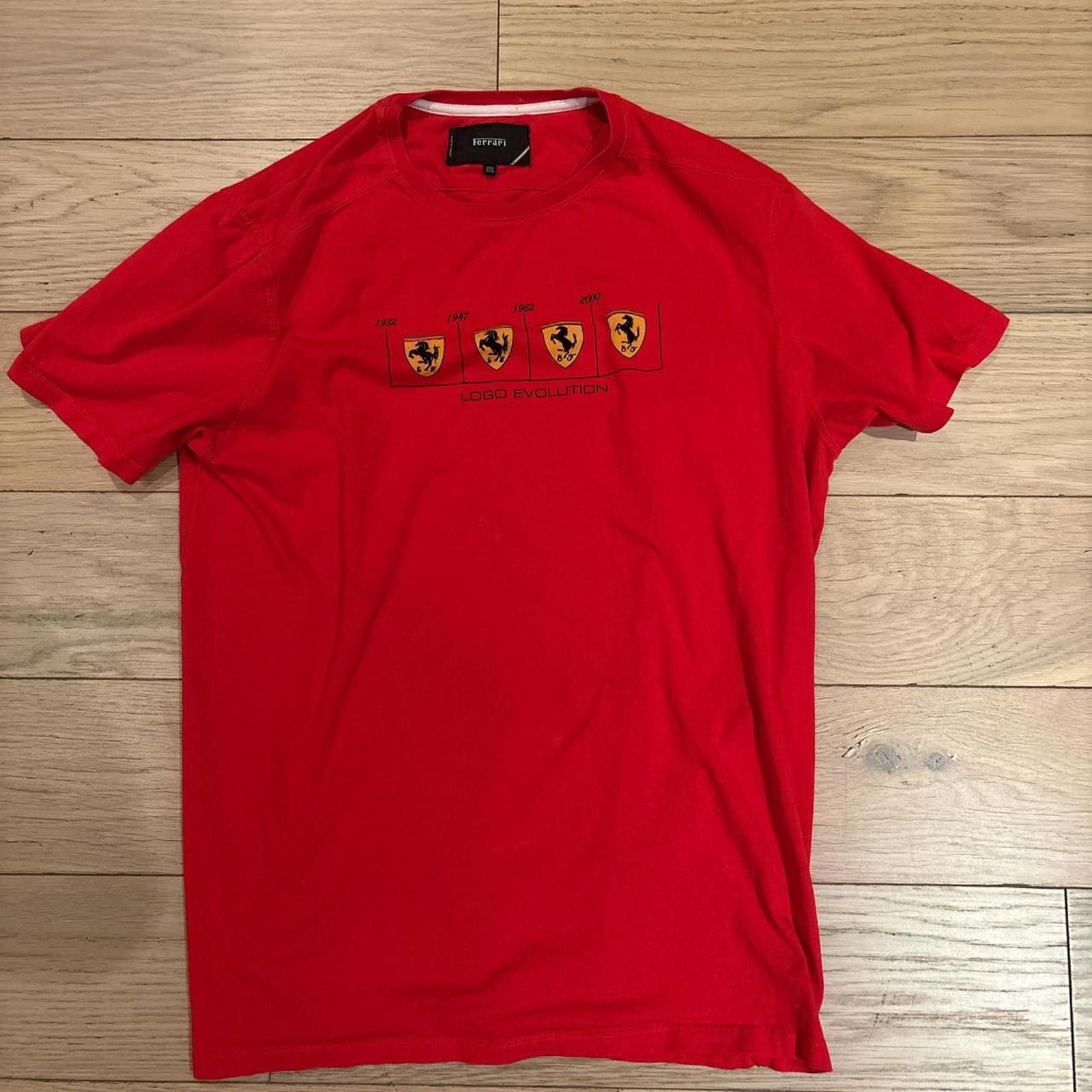 Ferrari Vintage red Ferrari tee with logo evolution graphic Size XL / US 12-14 / IT 48-50 - 4 Thumbnail