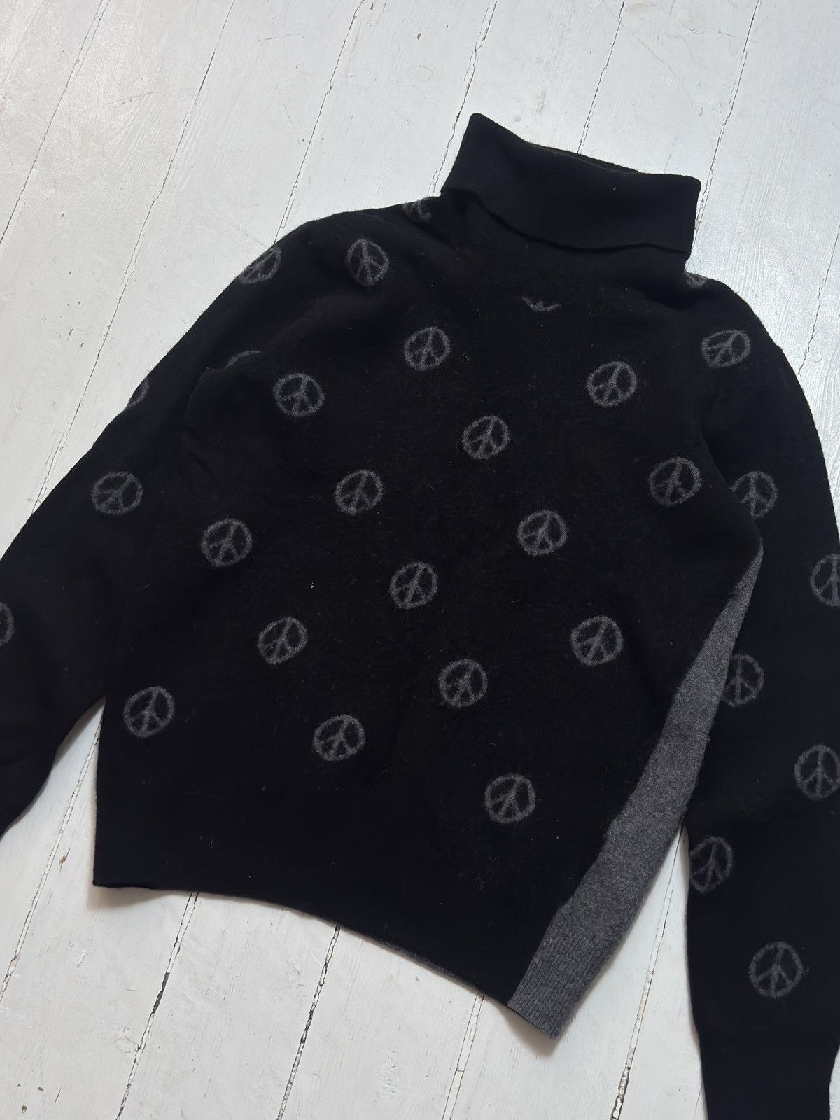Love Moschino VINTAGE MOSCHINO 2000s PEACE PRINTED WOOL SWEATER Size S / US 4 / IT 40 - 6 Thumbnail