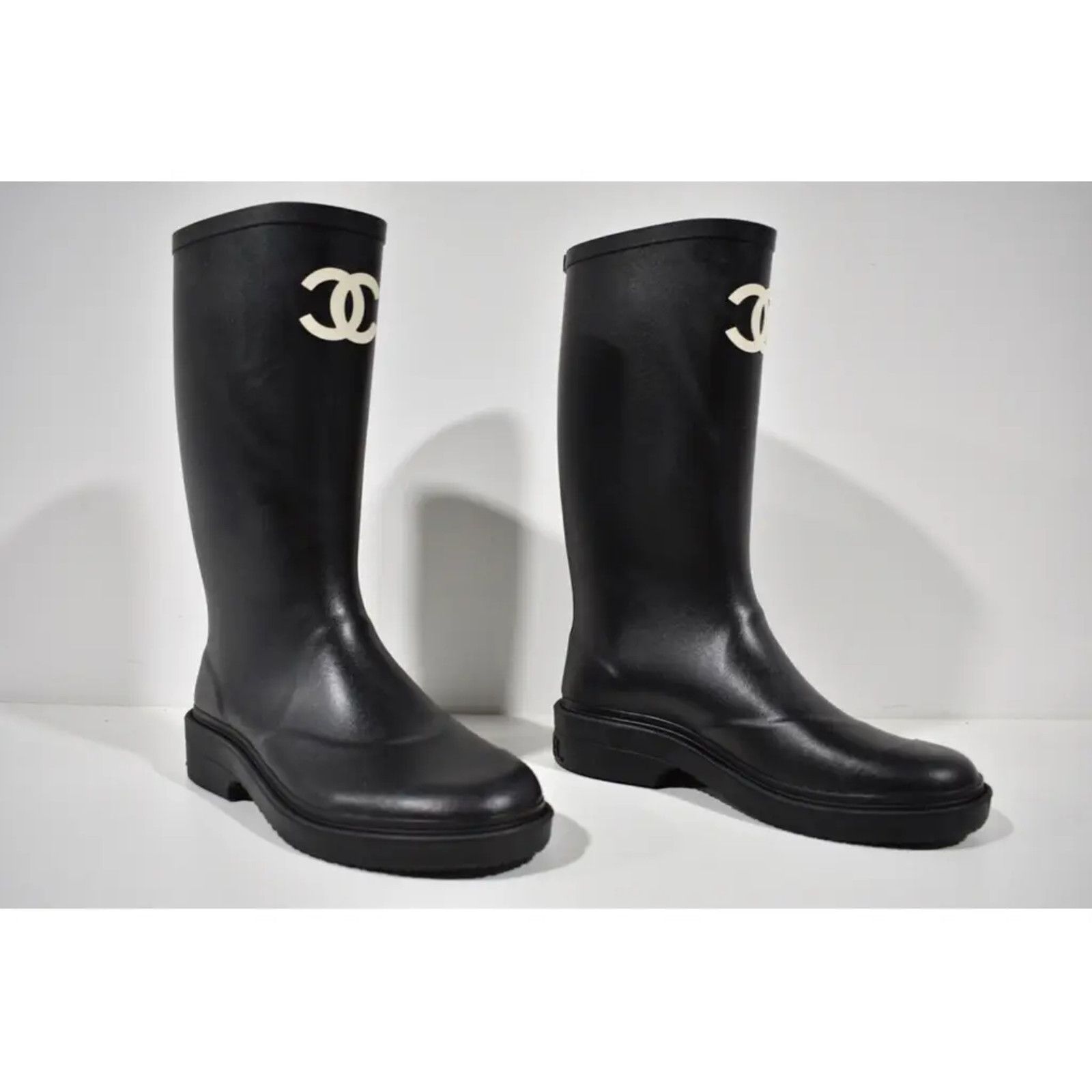 Chanel Chanel REV Black White CC Logo High Rubber Rain Boots 40 Size US 10 / IT 40 - 4 Thumbnail