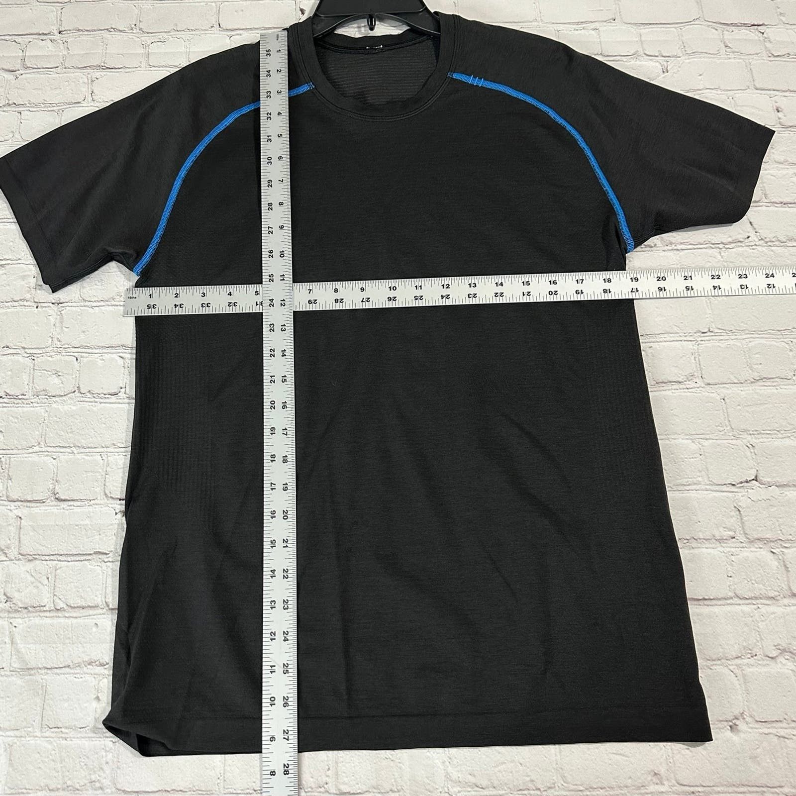 Lululemon Men’s Lululemon short sleeve black Size US M / EU 48-50 / 2 - 5 Thumbnail