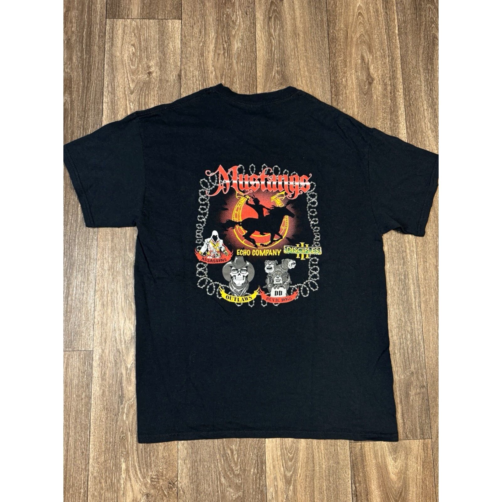 Vintage VINTAGE US Army Military 2d Battalion 10th Infantry Echo Company Mustangs Black T-Shirt Mens L Black Shirt Military 90s Size US L / EU 52-54 / 3 - 2 Thumbnail