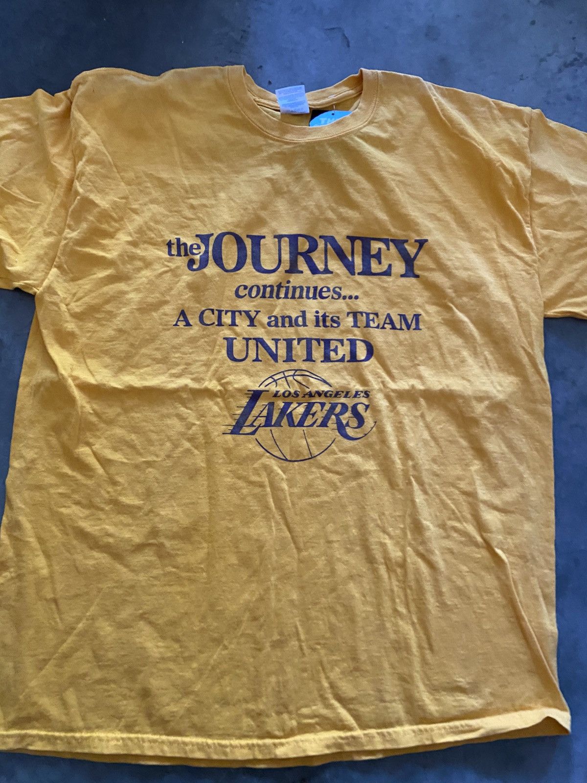 Vintage Vintage Los Angeles Lakers Gold Tee Size US XL / EU 56 / 4 - 1 Thumbnail