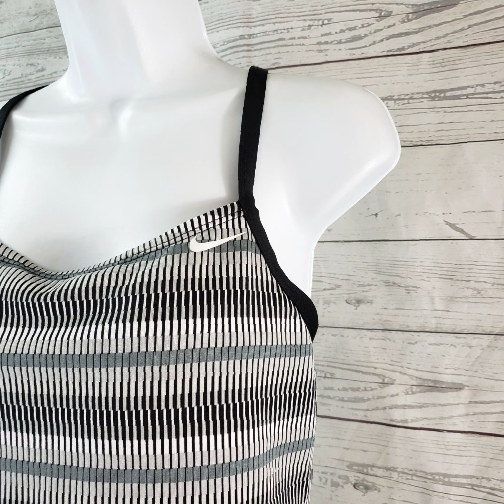 Nike Nike Womens Tank Top M Black Gray Bra Pads Shirt Sleeveless Pullover Activewear Adult Womens Vintage No 90s Size M / US 6-8 / IT 42-44 - 2 Thumbnail