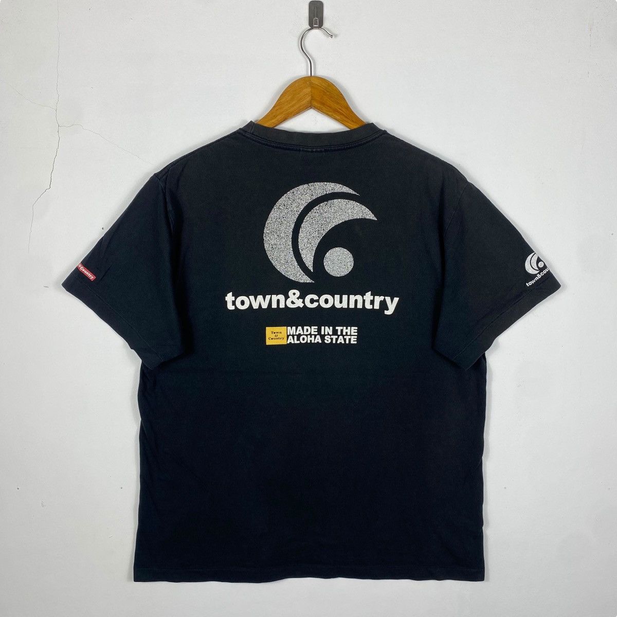 Vintage Vintage TOWN & COUNTRY Made In The Aloha State Faded Tee Size US L / EU 52-54 / 3 - 5 Thumbnail