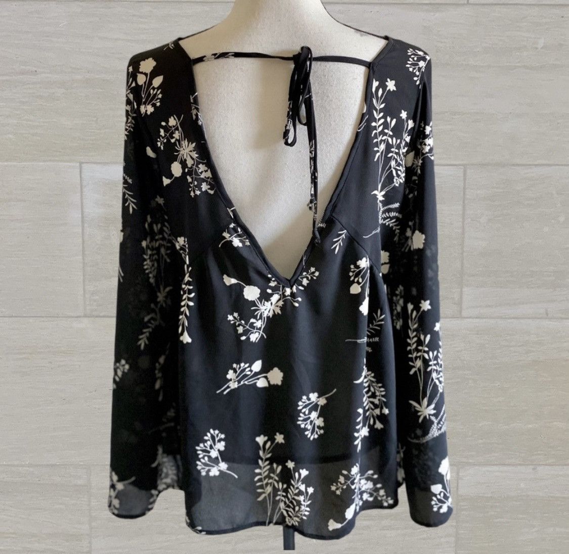 Other CHARLOTTE RUSSE OPEN BACK FLORAL BELL SLEEVE BLOUSE TOP Size S / US 4 / IT 40 - 8 Thumbnail