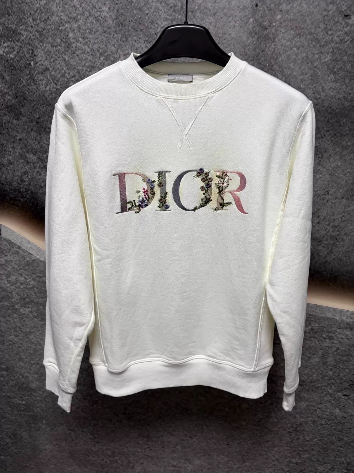Dior White Floral Embroidered Crewneck Sweatshirt Size US S / EU 44-46 / 1 - 1 Thumbnail