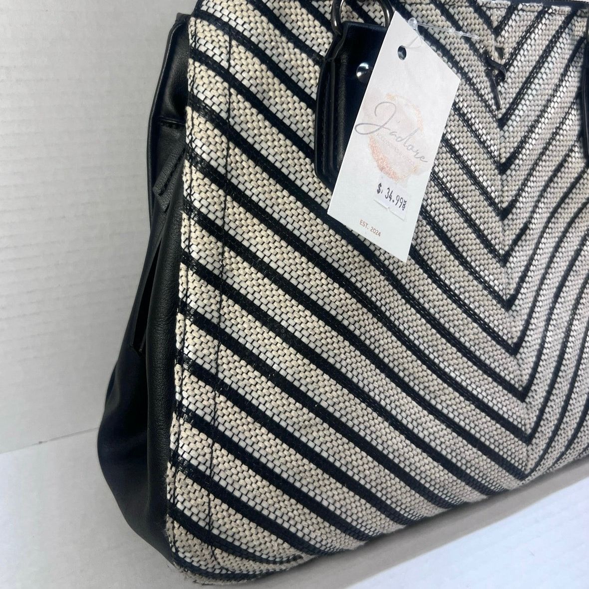 Vera Wang Vera Wang Black/White Wool Handbag Designer Purse EUC Size ONE SIZE - 2 Thumbnail
