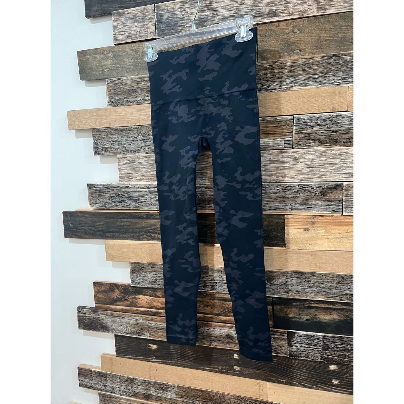 Spanx Spanx NWT Look at Me Now Womens Leggings Seamless Black Camo sz S Size 28" / US 6 / IT 42 - 3 Thumbnail