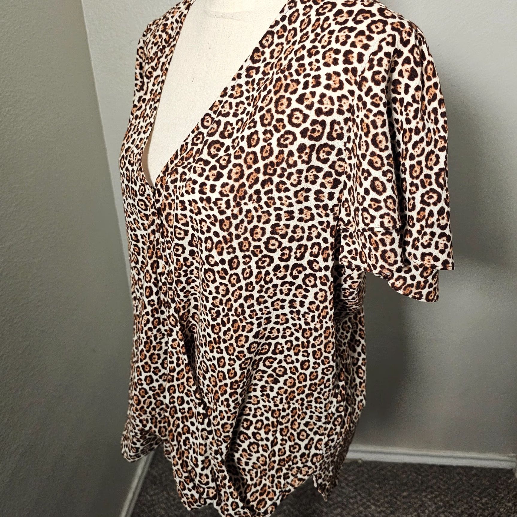 Michael Kors Michael Kors Cheetah Print Top Blouse V Neck Large Size L Long Sleeve Off Shoulder Snap Closure Size L / US 10 / IT 46 - 2 Thumbnail