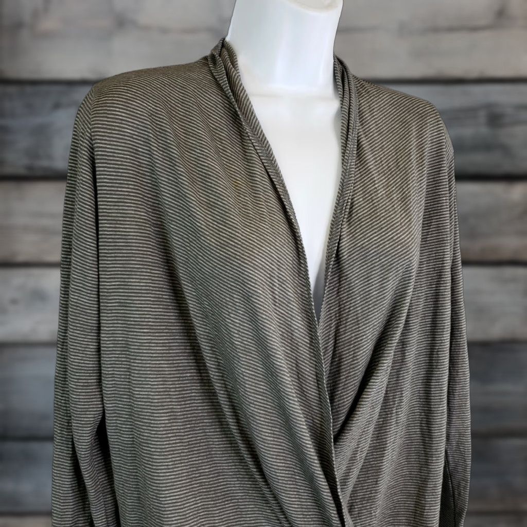 Vintage Comfy USA Womens Blouse Shirt Striped Long Sleeve V-Neck XS Gray Logo Pattern, XXS? Size XS / US 0-2 / IT 36-38 - 1 Thumbnail