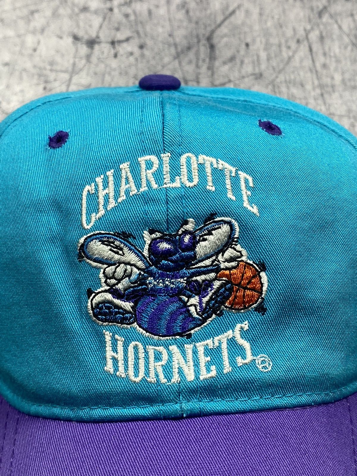 NBA × New Era × Vintage Vintage Charlotte Hornets New Era 90s Two Tone SnapBack Hat Size ONE SIZE - 6 Thumbnail