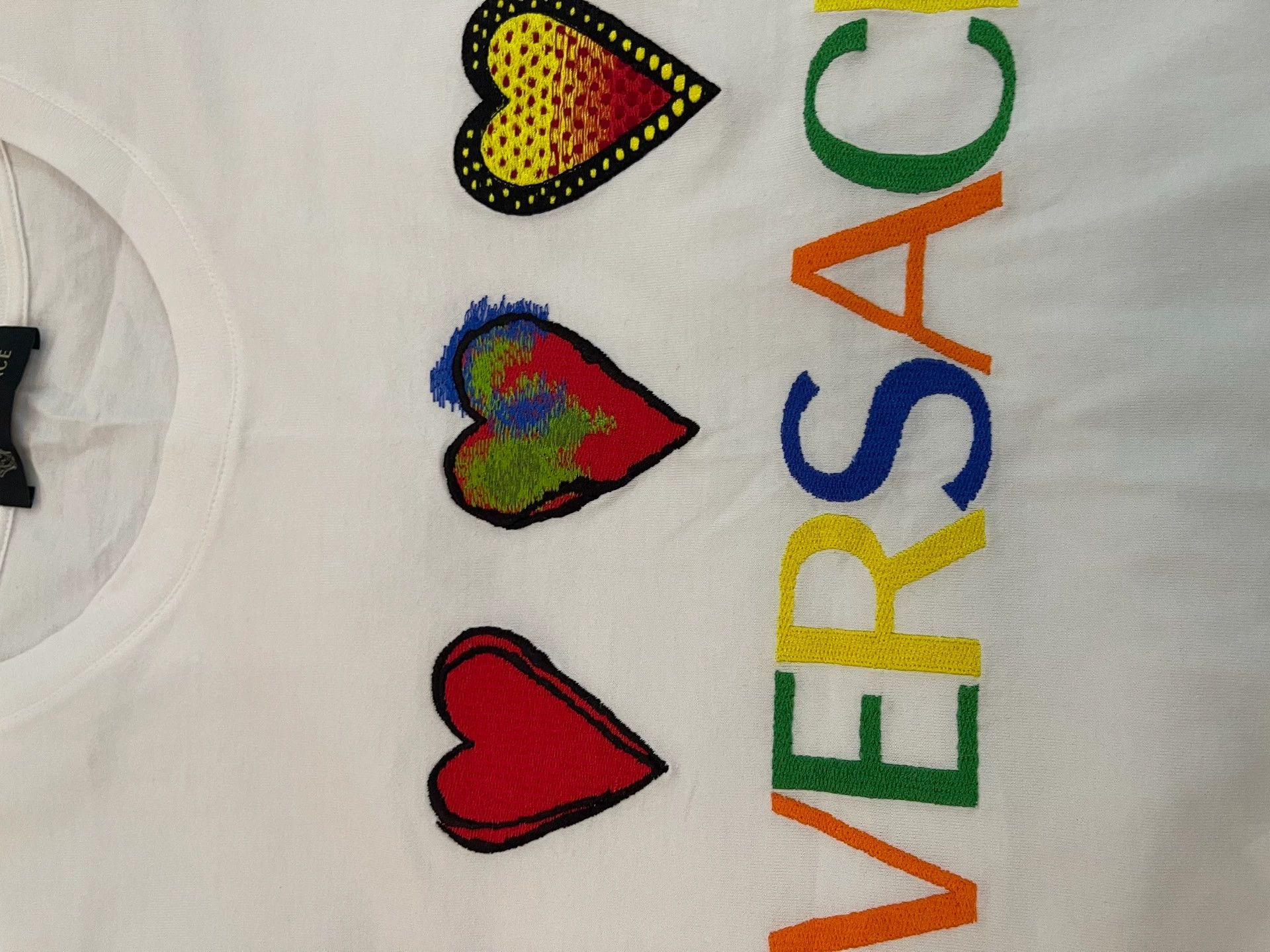 Versace Versace White Heart Gradient Embroidered Logo L Tee Size US L / EU 52-54 / 3 - 5 Thumbnail