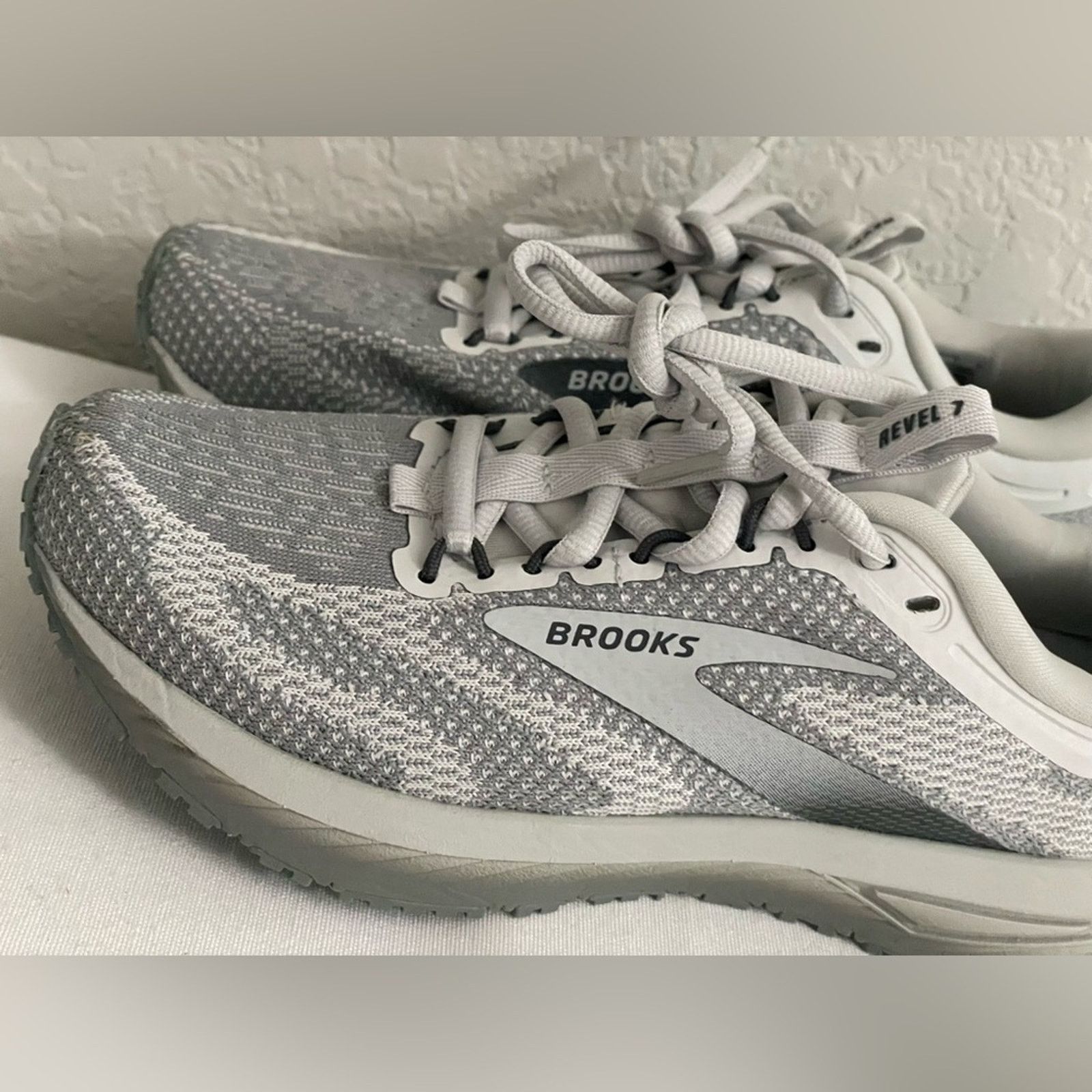 Brooks Brooks Revel 7 Neutral Running Shoe Oyster Gray Womens 6 Size US 6 / IT 36 - 9 Thumbnail