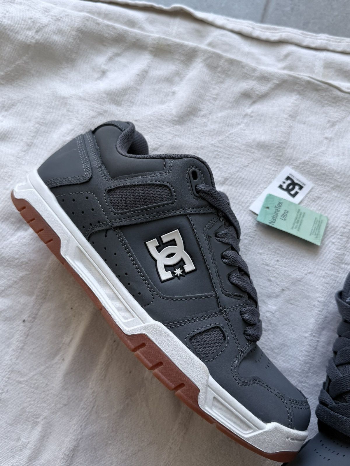 DC Y2K Dc Shoes DC Stag Chunky Sneakers Size US 8 / EU 41 - 2 Thumbnail