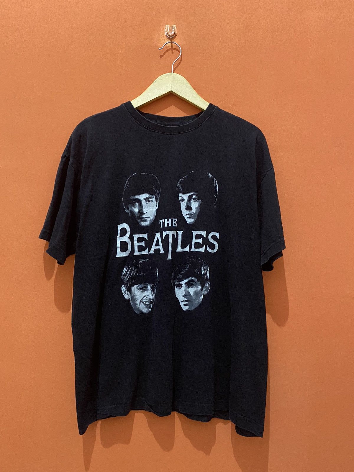 🔥RARE🔥 The Beatles with the beatles album tshirt john lennon